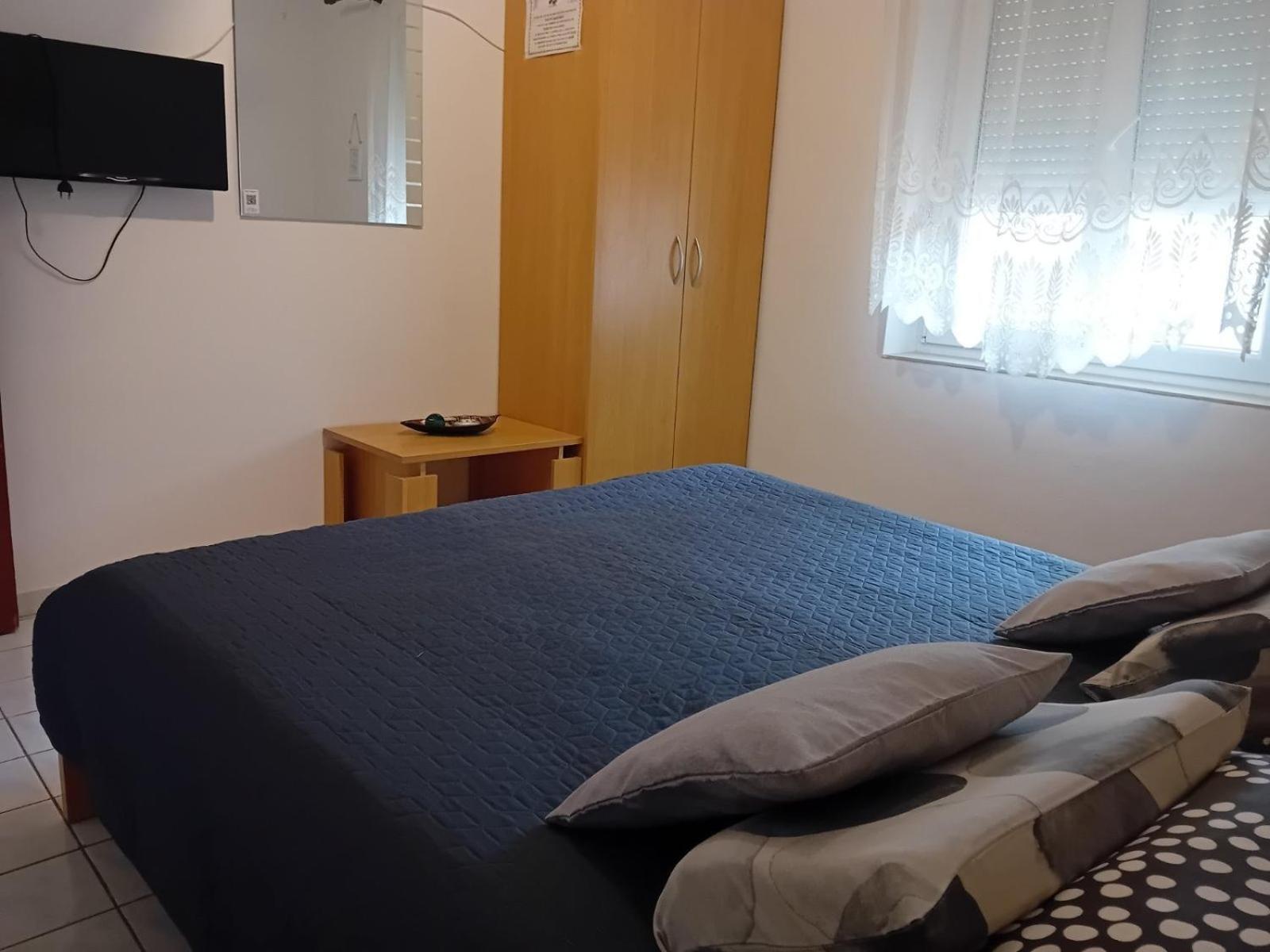 Rooms With A Parking Space Krk - 13553 Vrh  Værelse billede